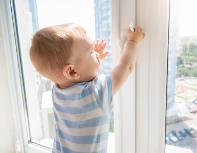 Опасные и безопасные окна: устройства по защите детей от выпадений из окон